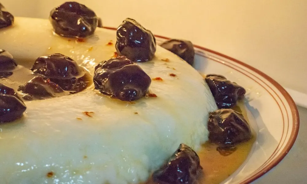 Manjar de Coco com Calda de Ameixa