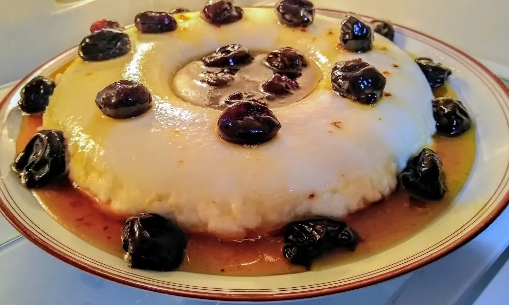Manjar de Coco com Calda de Ameixa